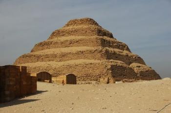 La-Pirámide-escalonada-de-Saqqara